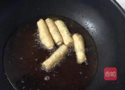 Illustration of how to make three fresh vegetable spring rolls 9