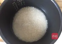 Illustration of homemade Cantonese sausage braised rice 2