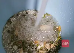 Illustration of how to make mung bean, lily and red date porridge 4