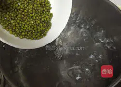 Illustration of how to make mung bean and lily porridge 3