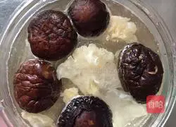 Illustration of how to make spareribs clay pot rice 2