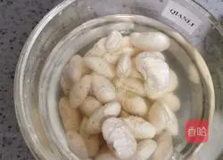 Illustration of how to make lotus seeds, red dates and millet porridge 1