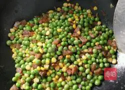 Illustration of making braised sausage and rice 3