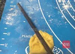 Illustration of how to make pumpkin butterfly rolls 8