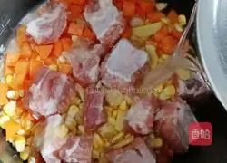 Corn Illustration of how to make carrot and pork ribs porridge 9