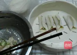 Illustration of how to make three fresh pot stickers 3