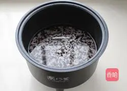Illustration of how to make black rice, cheese and meat floss rice balls 2