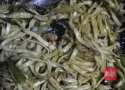 Illustration of how to make braised beans and noodles 11