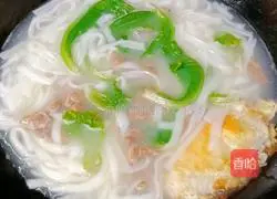 Illustration of how to make rice noodles with egg and lean meat soup 7