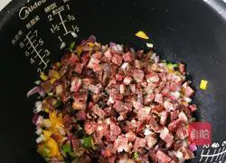 Illustration of how to make braised sausage and rice 10