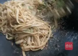 Illustration of how to make stir-fried rice noodles with lean meat and celery and green onion 4
