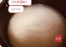 Illustration of how to make sausage and bacon clay pot rice 1