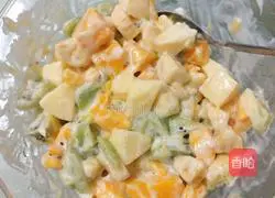 Illustration of how to make fruit spring rolls 4