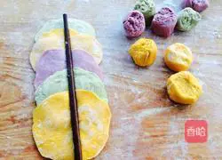 Illustration of how to make colorful rose rolls 8