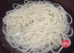 Illustration of how to make rice noodles across the bridge 2