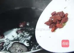 Nutritious breakfast, illustration of how to make black rice, brown sugar and red date porridge 6