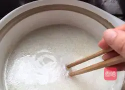 Illustration of how to make spareribs clay pot rice 4