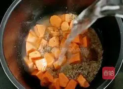 Illustration of how to make sweet potato and quinoa porridge 7