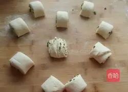 Illustration of how to make milk and chive oil flower rolls 9