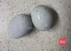 Illustration of how to make preserved egg and lean meat porridge 2