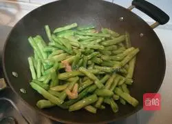 Illustration of how to make braised noodles with eggs and beans 5