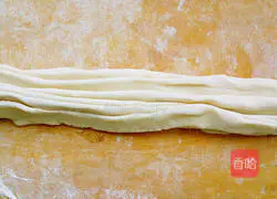 Illustration of how to make salt and pepper rolls 10