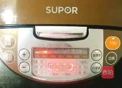 Illustration of how to make three-color braised sausage and rice 11