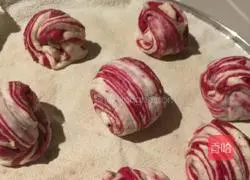 Illustration of how to make two-color linseed pink flower rolls 12