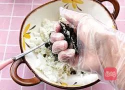 Illustration of how to make seaweed rice balls 9