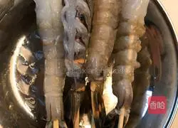 Illustration of how to make crystal clear Vietnamese spring rolls 1