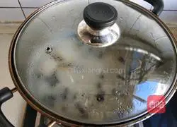 Illustration of how to make preserved egg and lean meat porridge 9