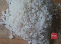 Illustration of how to make pot stickers stuffed with lotus root and meat 6