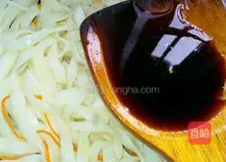 Illustration of how to make fried rice noodles with eggs 6