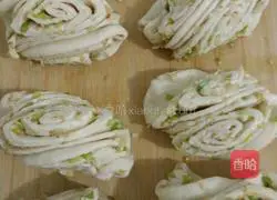 Illustration of how to make sesame and green onion flower rolls 7