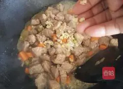 Illustration of how to make braised meat rice 9
