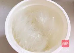 Illustration of how to make leek, shrimp skin and fungus box 3