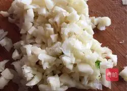 Illustration of how to make braised rice with diced beans and pork in a long vat 7