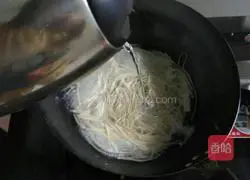 Illustration of how to make minced meat and marinated cold noodles 2