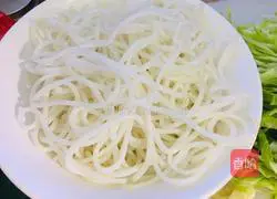 Illustration of how to make fried rice noodles with lotus vegetables and eggs 4