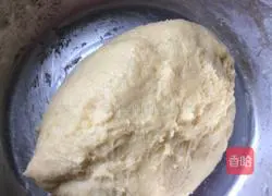 Illustration of how to make wolfberry cornmeal cake 5