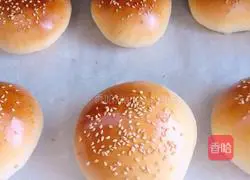 Illustration of how to make hamburger dough 19