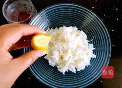 Illustration of how to make cranberry rice balls 2