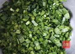 Illustration of how to make leek and egg vegetable box 6