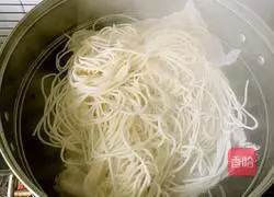 Illustration of how to make cold shrimp noodles 1