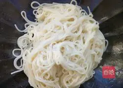 Illustration of how to make shredded chicken and cucumber cold noodles 1