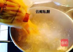 Illustration of how to make chicken breast, mushroom and red sauce Italian dill noodles 4