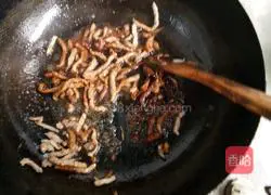 Illustration of how to make braised noodles with shredded pork and beans 3