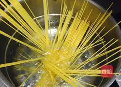 Illustration of how to make beef and tomato pasta 2