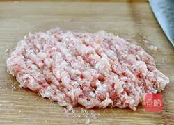 Illustration of how to make pork and green onion pot stickers 4