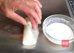 Illustration of how to make local vegetable spring rolls 8